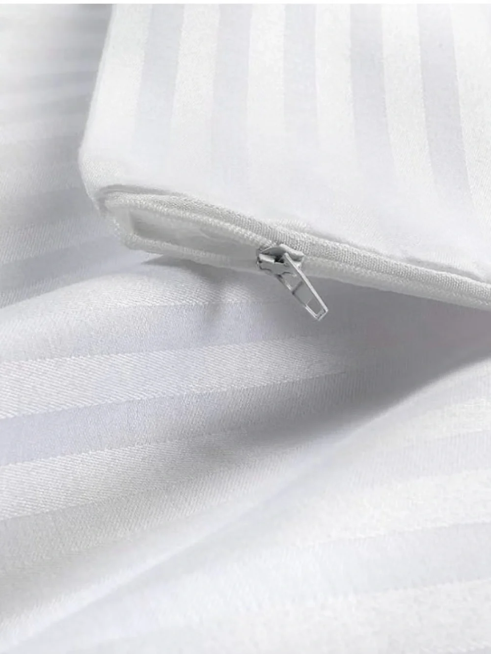 NWT - 4 Pack, King Pillow Cases Protectors Zippered Luxury Cotton Blend White